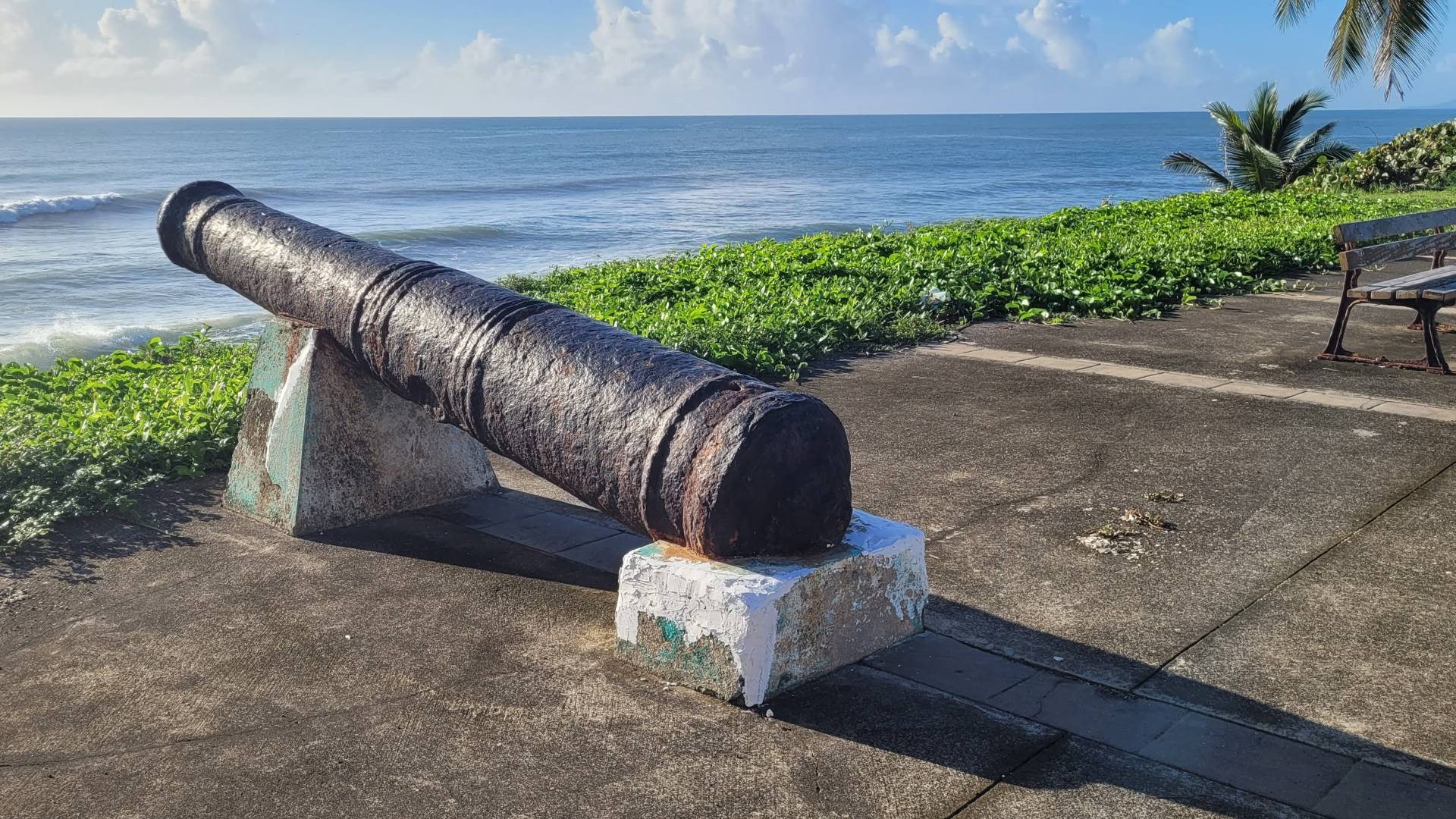 Canon historique face à la mer