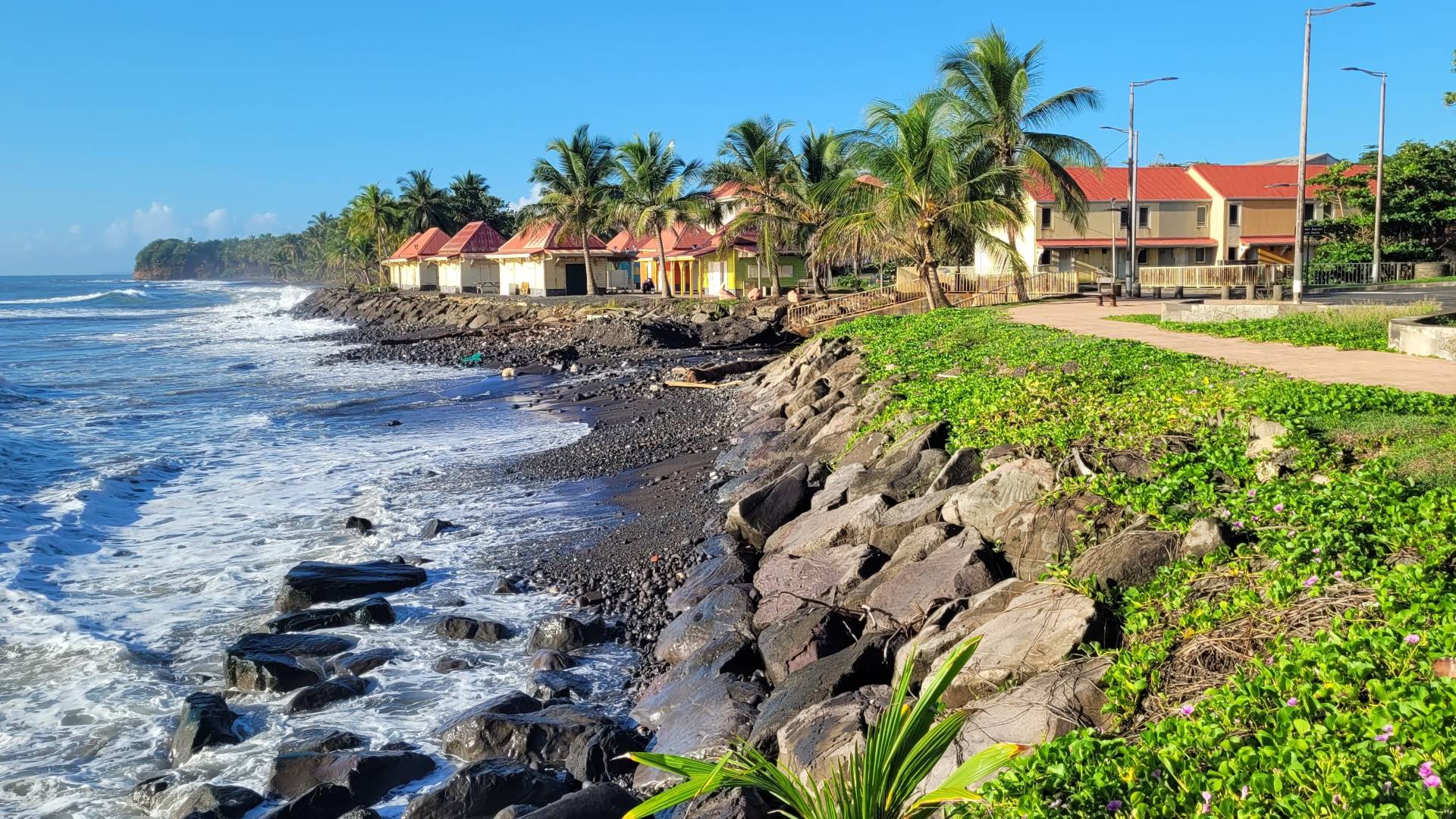 Front de mer et village de Capesterre-Belle-Eau