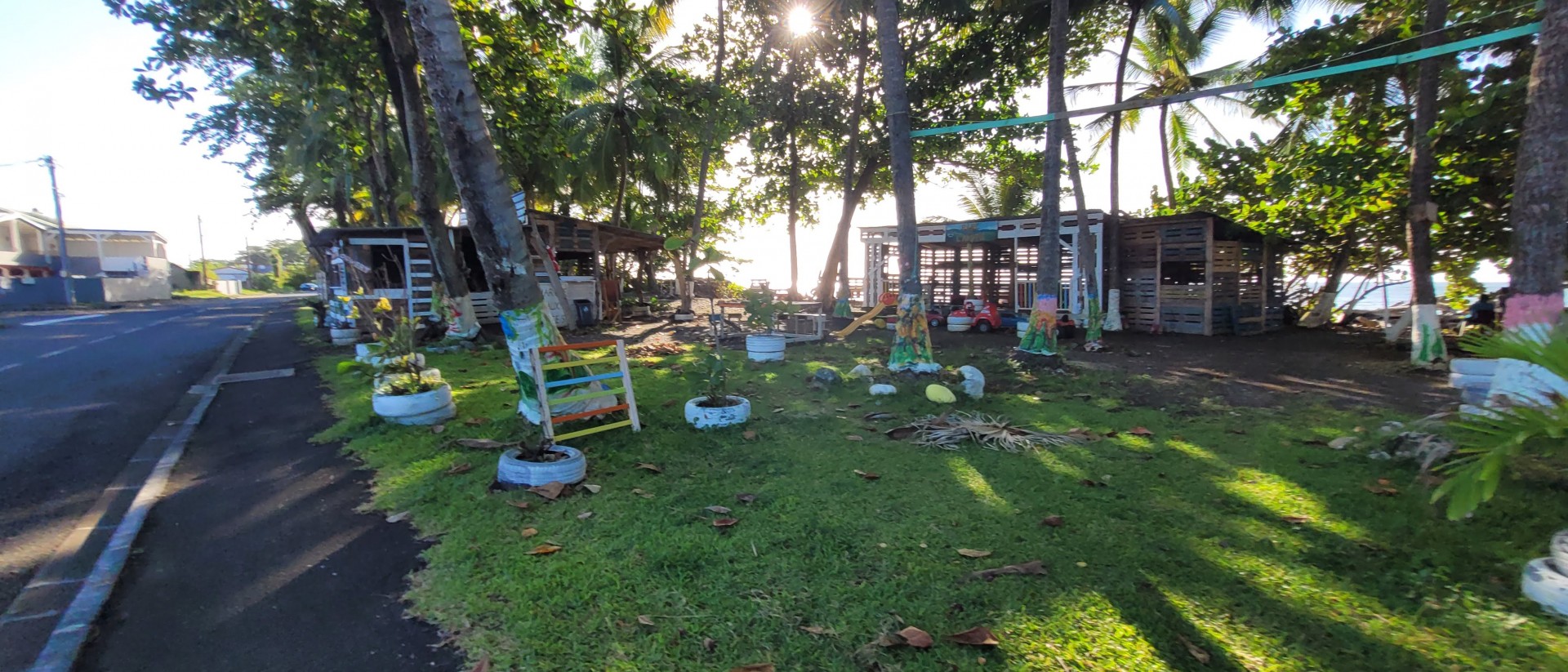 Marché et activité locale en bord de mer, Capesterre-Belle-Eau