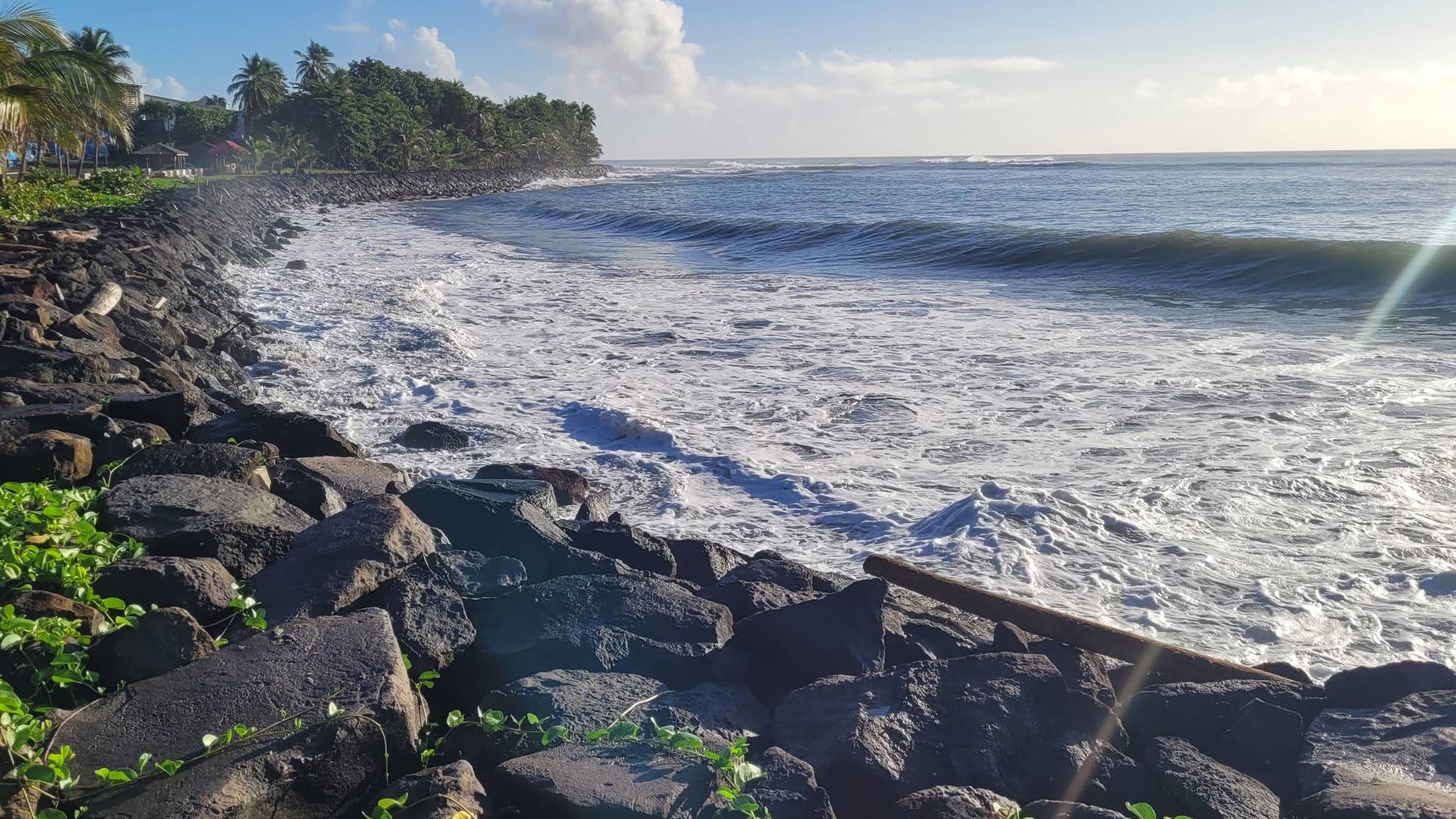 Plage de rochers noirs volcaniques, Capesterre-Belle-Eau